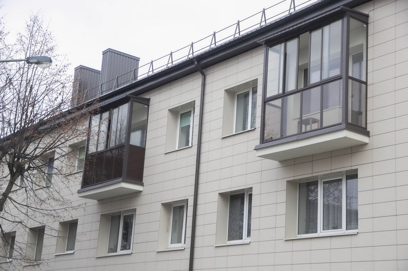 Renovacijos naudą pajuto ir senesnieji Panevėžio daugiabučiai šlaitiniais stogais – tarp jų V. Kudirkos gatvėje. V. BULAIČIO nuotr. 