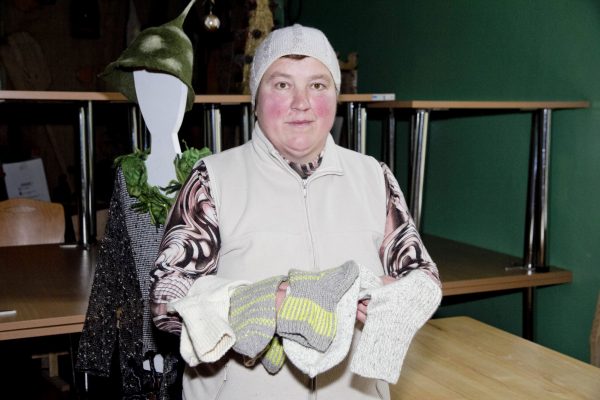 Šiūlėnų kaimo gyventojos Aldonos Kurkencienės megztos kojinės – tokios pat, kokias megzdavo mūsų senelės. V. Bulaičio nuotr.