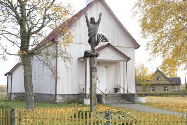 Prie Kačergiškės bažnyčios – Teofilio Patiejūno kūrinys. V. Bulaičio nuotr.