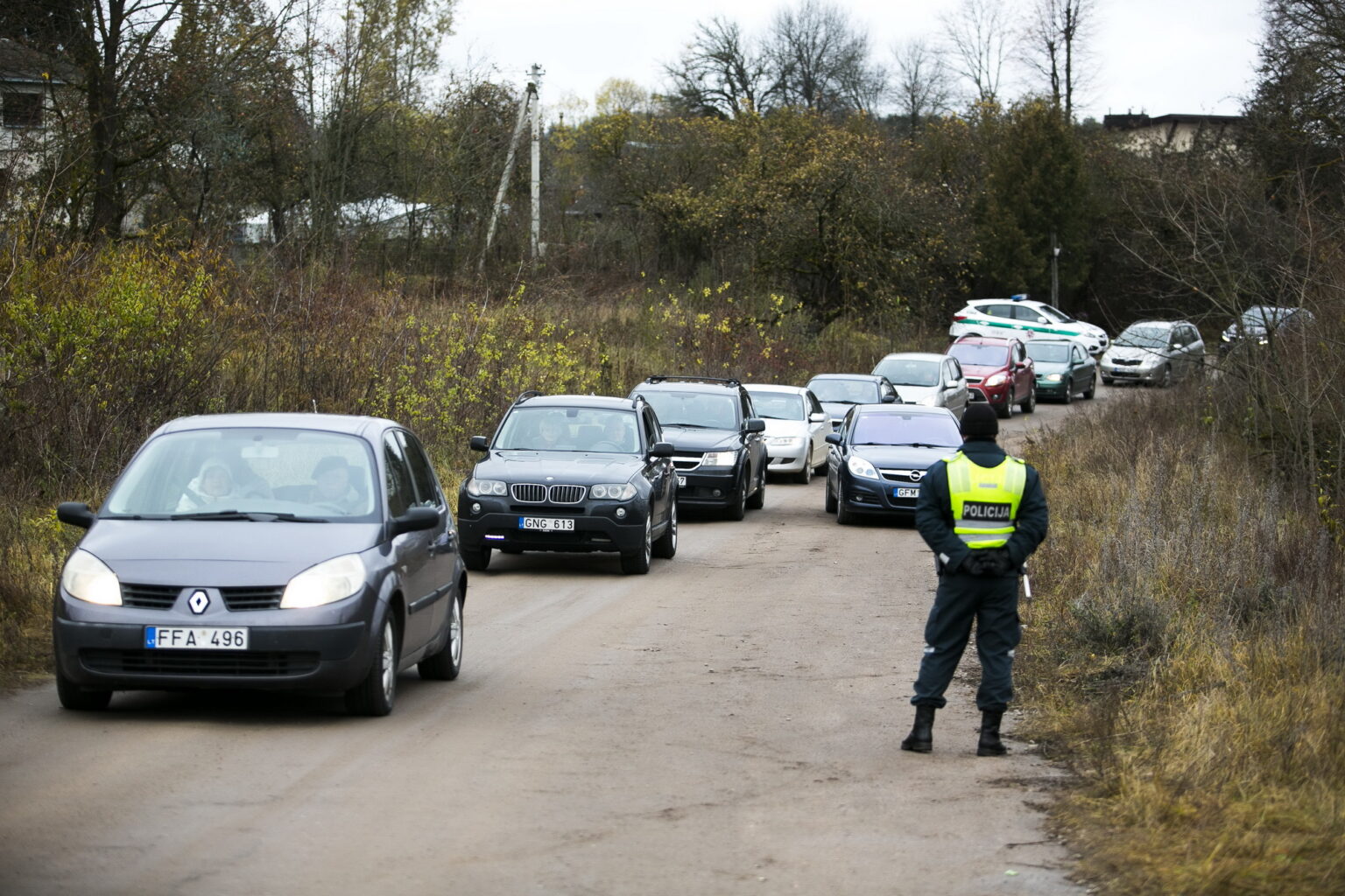 Policijos pareigūnai šiandien primena liūdną statistiką: Vėlinių dienomis eismo įvykių šalyje registruojama per pusę daugiau nei įprastai. Todėl vairuotojai ir jų keleiviai raginami, esant galimybei, į kapines verčiau vykti viešuoju transportu.