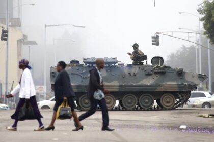 Panašu, kad 30 metų trukusiam Zimbabvės prezidento 93 metų Roberto Mugabės valdymui atėjo pabaiga – valstybės valdymą veikiausiai perėmė kariškiai.