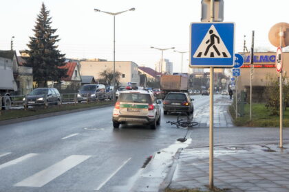 Penktadienio popietę, netrukus po 15 val., policija skubėjo ir į eismo įvykį Panevėžyje, Nemuno gatvėje, kur kelio, panašu, nepasidalijo automobilis ir dviratininkas. V. BULAIČIO nuotr.