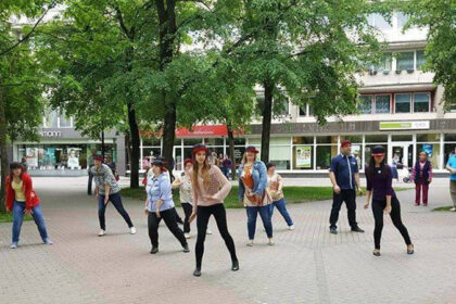 Panevėžio Jaunuolių dienos centre jau dešimt metų aktyviai veikia šokių grupė „(Ne)vieni“. Centrą lanko sutrikusio intelekto jaunimas.