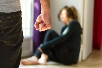 Lygių galimybių kontrolieriaus tarnybos užsakymu atlikta Lietuvos apklausa parodė, kad pusė Lietuvos gyventojų yra linkę manyti, jog moterys, prieš kurias smurtaujama, yra pačios dėl to kaltos.