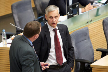 Seimo Etikos ir procedūrų komisija rekomendavo „valstiečiui“ P. Urbšiui artimiausiame plenariniame posėdyje atsiprašyti dėl jo replikos įsižeidusių moterų.