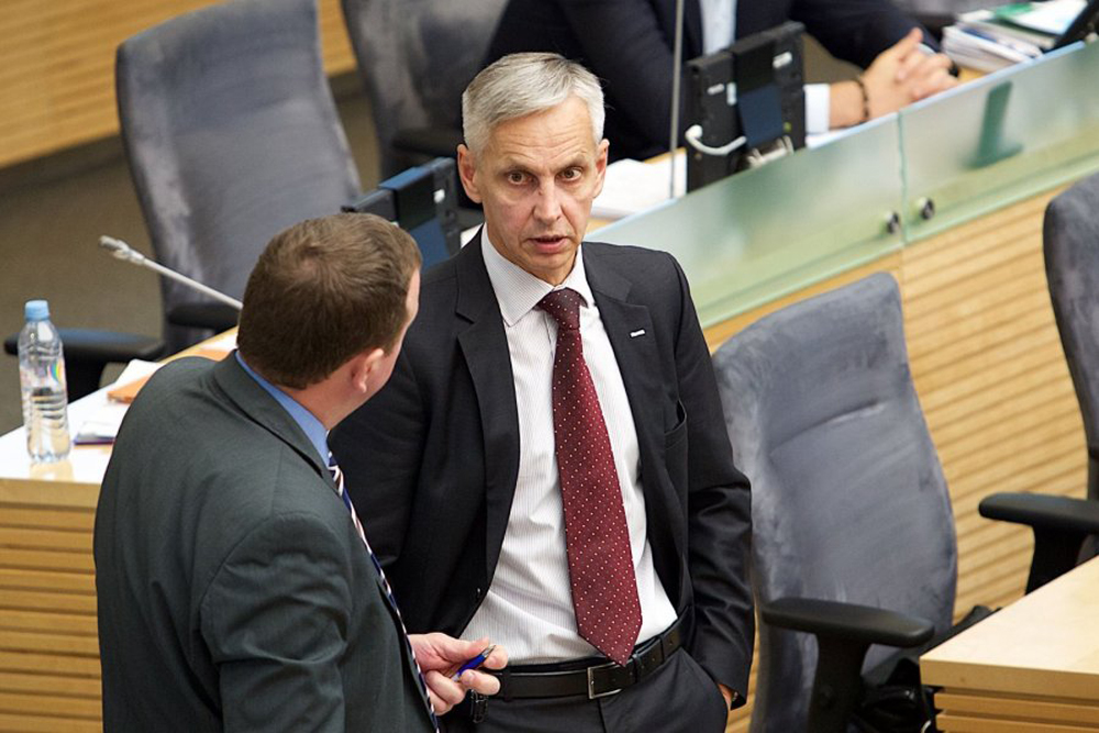 Seimo Etikos ir procedūrų komisija rekomendavo „valstiečiui“ P. Urbšiui artimiausiame plenariniame posėdyje atsiprašyti dėl jo replikos įsižeidusių moterų.