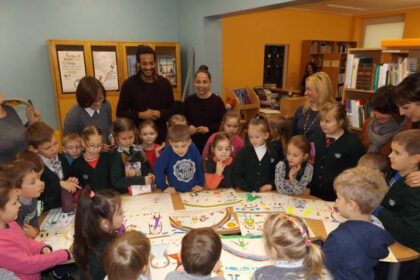 Jaunatvišku klegesiu ir spalvingais piešiniais paminėta Tarptautinė tolerancijos diena, tačiau šventėje nuskambėjo ir atsisveikinimo žodžiai.