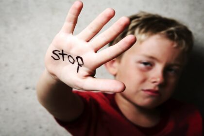 Nors bet koks smurtas prieš vaikus yra draudžiamas, vis dar nemažai tėvų, kurie, auklėdami savo atžalas, griebiasi šio „metodo“.