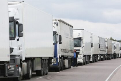 Įvairius krovinius per Lietuvą gabenantys sunkiasvorių transporto priemonių vairuotojai mūsų šalį dažnai linksniuoja ne tik dėl blogų kelių, bet ir čia siaučiančių ilgapirščių.