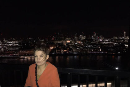 Dvidešimt aštuonerių menininkė iš Panevėžio Monika Dirsytė kaip meteoritas žybtelėjo Lietuvos padangėje ir dingo. Prieš porą metų dėl išskirtinių performansų ir draugystės su žinomu režisieriumi Oskaru Koršunovu išgarsėjusi mergina dabar kremta emigrantės duoną.