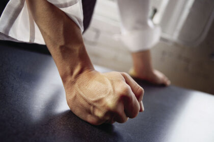 Savaitgalis gana liūdnai prasidėjo kelioms sutuoktinių ir sugyventinių poroms. Nuo vyrų nukentėjusios moterys prašė ir policijos pareigūnų pagalbos.