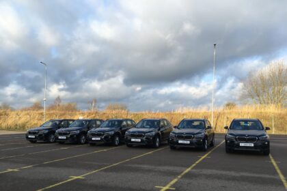 Turbūt nei vienas, nusprendęs įsigyti naują automobilį iš salono, nemąsto apie tai, kaip ir kokiu būdu nauji automobiliai atkeliauja iki klientų.