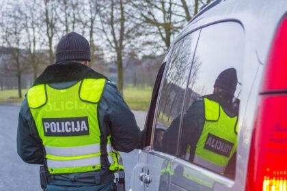 Pastarąją parą ne tik Panevėžyje nebuvo itin saugu – vieną gretimo rajono gyventoją pareigūnams teko stabdyti besišvaistantį kirviu.