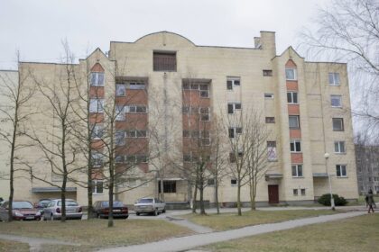 Kniaudiškių gatvės 23-iojo namo gyventojai pastaruosius metus gyveno kaip ant adatų. Prieš beveik dvejus metus, 2016 m. sausį neaiškiomis aplinkybėmis buvo aplietas pirmame aukšte esantis butas. Kadangi turtas buvo apdraustas, draudikai atlygino žalą, tačiau vėliau ją nusprendė išieškoti iš visų daugiabučio gyventojų.