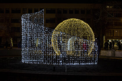 Pirmadienį į šventiškai pasipuošusią Panevėžio Laisvės aikštę su šuneliais užsukę gyventojai patyrė nemenką išgąstį.