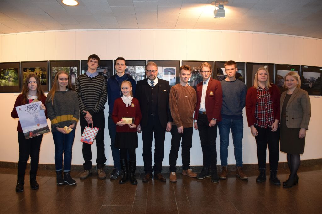 Šiandien Panevėžio miesto savivaldybėje atidaryta 11-ojo moksleivių fotografijų konkurso „Panevėžys – mano miestas“ nugalėtojų darbų paroda, apdovanota 12 laimėtojų.