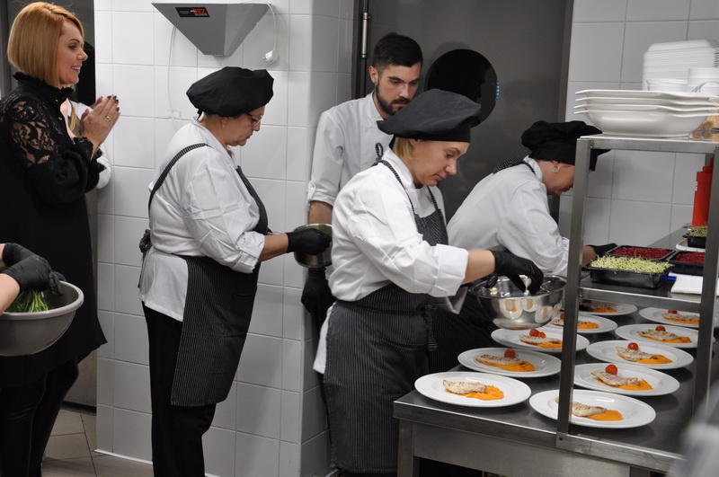 Per degustacines vakarienes Rytis kviečia pažinti aukštesnę maisto kultūrą, paragauti gurmaniškų patiekalų, pabendrauti. ASMENINIO ARCHYVO nuotr. 