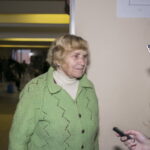 Vitalija: „Visas šis įstatymas man panašus į reklaminį triuką. Gydytojai nepadės, jeigu pats žmogus neturės valios. Labai svarbus ir šeimos bei artimiausių žmonių palaikymas. Ir per šventes galima apsieiti be alkoholio. Reikia tik motyvacijos kovoti su šia priklausomybe. Pastebiu, kad vis daugiau žmonių atsisako alkoholio arba jį vartoja itin saikingai. Džiugu, kad žmonės darosi sąmoningesni.“