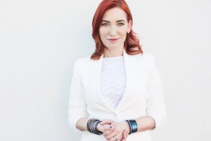 Grožio studijos „Oranžinis stilius“ vadovė ir stilistė Aušra Vitkuvienė sako, jog net ir ruošiantis teminiam vakarėliui svarbu nepersūdyti. ASMENINIO ARCHYVO nuotr.