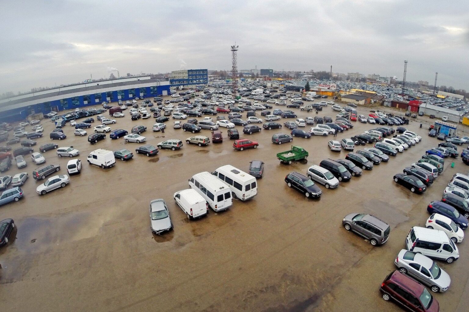 Panevėžio teisėsaugos akiratyje atsidūrė naudotais automobiliais prekiaujanti įmonė bei keli su ja susiję asmenys.