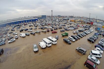 Panevėžio teisėsaugos akiratyje atsidūrė naudotais automobiliais prekiaujanti įmonė bei keli su ja susiję asmenys.