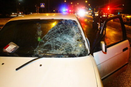 Penktadienio vakarą judrioje Smėlynės gatvėje automobilis parbloškė ir sunkiai sužalojo pėsčiąjį. T. MARKELEVIČIAUS nuotr.