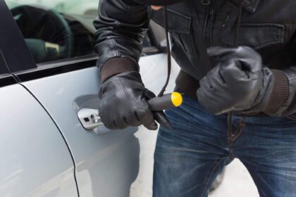 Antradienį krovininį automobilį apšvarinę vagišiai žiemos šventes turėtų pasitikti gana linksmai.