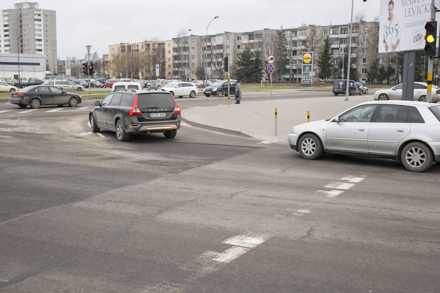 Pasimokiusi, kad su duobėtose gatvėse automobilius apgadinusiais vairuotojais teismuose bylinėtis brangiai kainuoja, Panevėžio savivaldybė nori įvesti tvarką, kad dėl žalos atlyginimo į ją būtų kreipiamasi tiesiogiai.