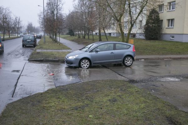 Kai Molainių gatvę sutvarkę kelininkai su savo galinga technika kraustėsi kitur, žmonės stebėjosi šitaip sutvarkytą įvažą: net plika akimi buvo matyti, kad jos naujai pakloto asfalto danga gerokai žemiau nei atnaujintoji gatvė. V. Bulaičio nuotr.