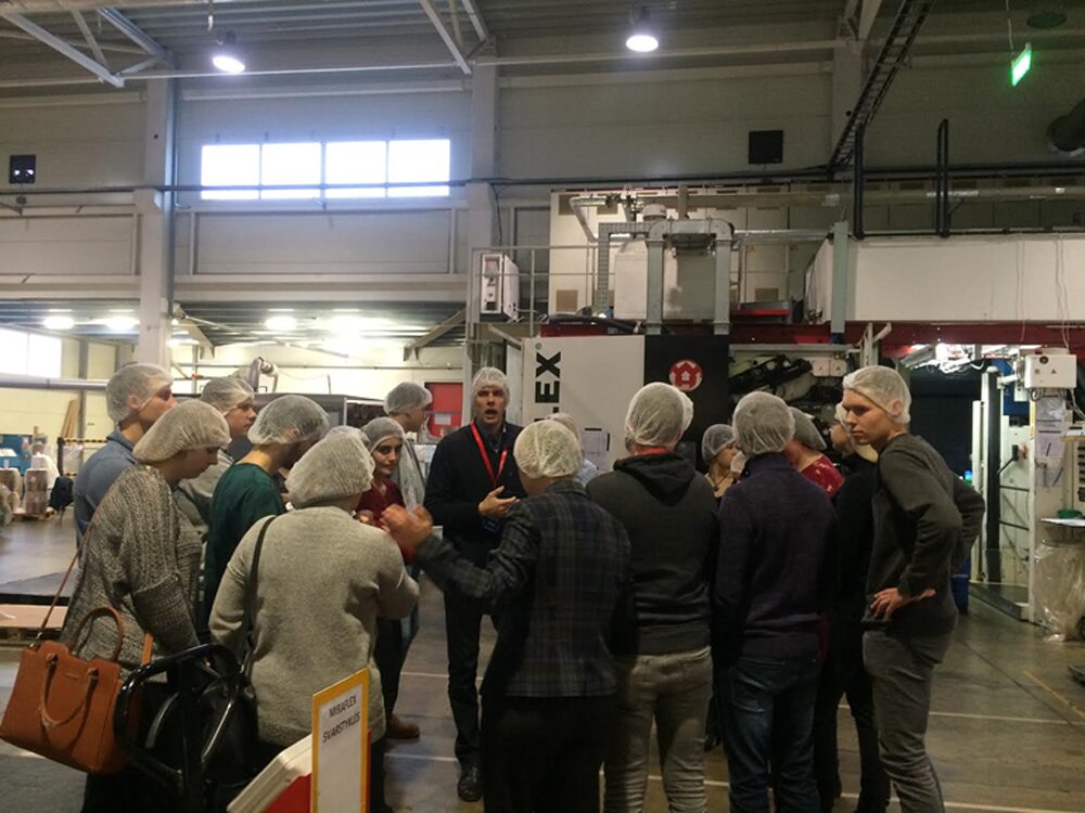 Visai neseniai vienoje moderniausių Baltijos šalyse polimerinių plėvelių su fleksografine spauda pakuočių gamybos įmonių UAB „Ioco Packaging“ lankėsi Kauno technologijos universiteto Panevėžio technologijų ir verslo fakulteto (KTU PTVF) industrinių technologijų vadybos studentai kartu su „Erasmus+“ programos studentais iš Čekijos bei Turkijos.