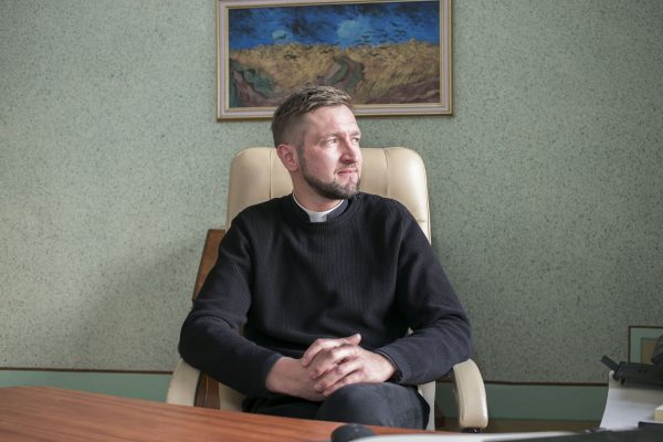 Lankydamas naujuosius parapijiečius, kun. A. Puško sako likęs maloniai nustebintas ramygaliečių namuose išvydęs knygų ir paveikslų – detalių, liudijančių tikrovę, esančią žmonių viduje. V. Bulaičio nuotr.