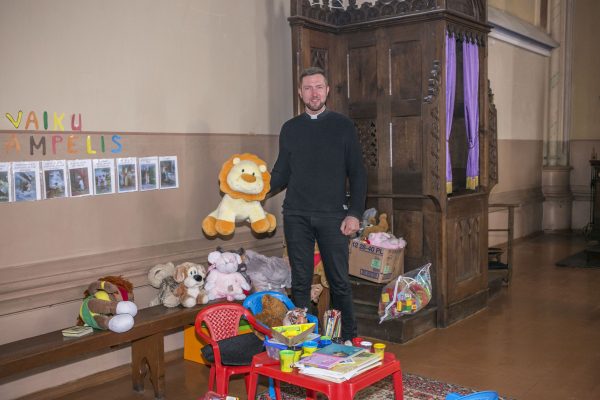 Ramygalos parapijos naujajam ganytojui kun. A. Puško visų išsiilgtos šventės didysis darbymetis. Klebonui rūpi, kad susirinkusiesiems į Piemenėlių mišias bažnyčioje būtų jauku ir šilta. V. Bulaičio nuotr.