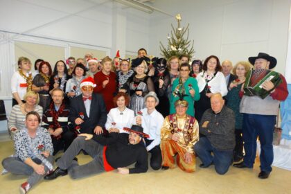 Panevėžio kurčiųjų ir neprigirdinčiųjų pagrindinės mokyklos (PKNPM) buvę ir esami mokytojai bei darbuotojai gruodžio pirmąją rinkosi į šventinį vakarą.