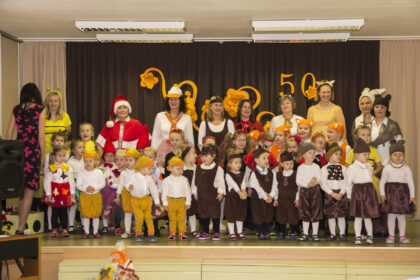 Prieš penkiasdešimt metų duris atvėręs vaikų lopšelis-darželis „Voveraitė“ savo auksinį gimtadienį minėjo iškilmingai – su muzika, gėlėmis, koncertu, svečiais, tortu