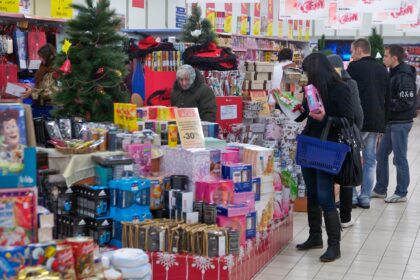 Gyventojai manantys, kad per šventes dar galės užsukti į parduotuvę nusipirkti trūkstamų produktų, turėtų neužmiršti, kad dauguma prekybos centrų šventinėmis dienomis dirbs kitaip nei įprasta.