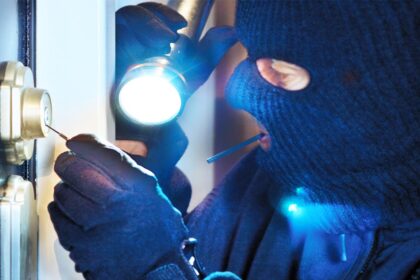 Policijos pareigūnai įspėja, kad prieš šventes itin padaugėja vagysčių. Ilgapirščiai tokiu metu čiumpa viską, kas papuola po ranka: nuo smulkmenų iki brangių daiktų.