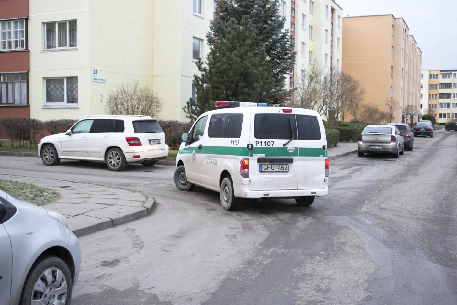 Nors mirtina drama, jaunuoliui kainavusi gyvybę, vyko po pat daugiabučių langais, apie gimnazisto nužudymą žmonės sužinojo tik išvydę sulėkusias policijos ir medikų mašinas.