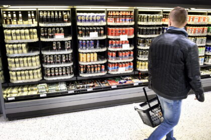 Alkoholio prekybos kontrolieriai kartu su policija šių metų pradžioje aktyviau tikrina alkoholio prekybininkus ir pirkėjus, kaip jie laikosi sugriežtintos tvarkos.