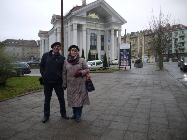 Bendro gyvenimo 45-mečio proga Vaičiūnai iš savo vaikų gavo kiek neįprastą dovaną – apsilankymą roko operoje, po to abu patraukė tais takais, kuriais ėjo per pirmuosius pasimatymus. Tik į kino teatrą nepavyko užsukti, nes ten jau lošimo namai. (Vaičiūnų asmeninio albumo nuotr.)