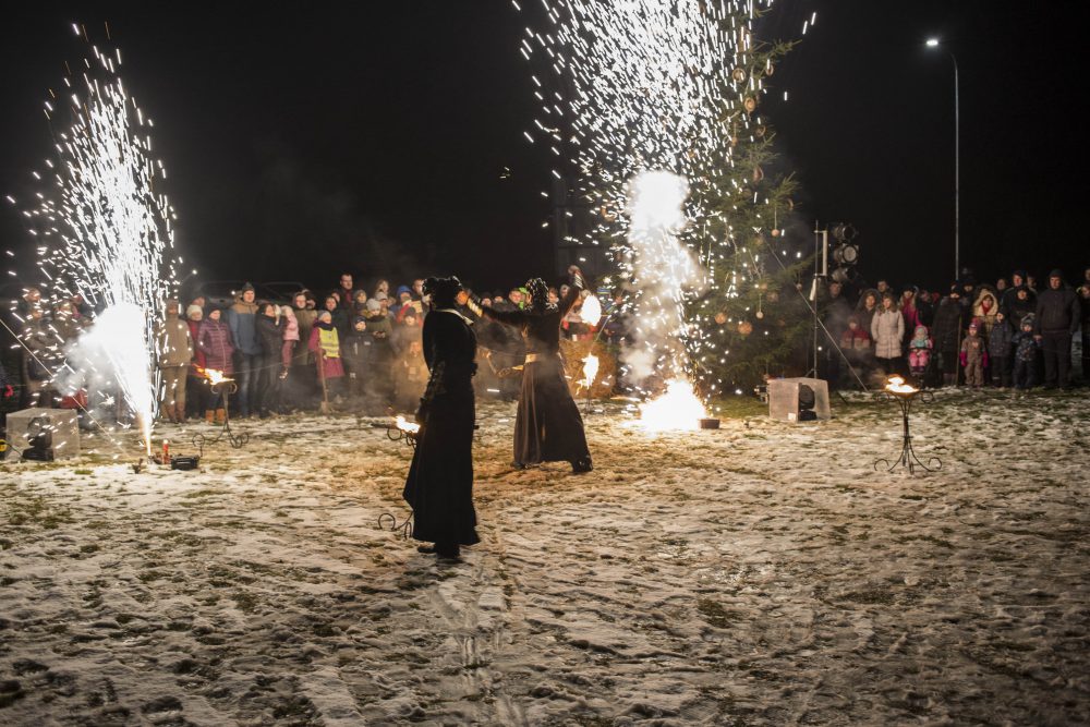 Artėjant Kalėdoms, Naujamiestyje duris atvėrė stebuklingas šiaudinių skulptūrų parkas.