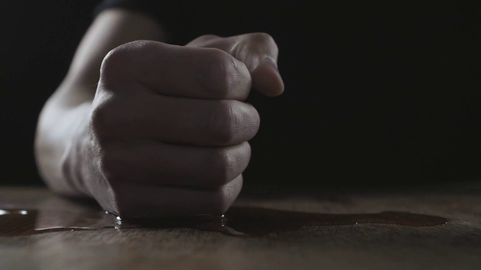 Kol vieni šventėms ruošiasi triūsdami namuose, pakuodami dovanas ir lankydami artimiausius žmones, kiti švęsti pradėjo dar nepasibaigus adventui. O kur alkoholis liejasi laisvai, ten ir konfliktai.