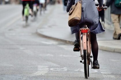 Ketvirtadienio rytą automobilį „VW Passat“ Rokiškio rajone vairavęs 81-erių vyras kliudė ta pačia kryptimi važiavusį dviratininką.