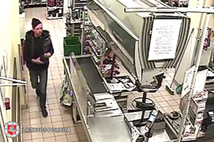 Sausio 3 d. 16.03 val. Panevėžio r., Ramygaloje, Dariaus ir Girėno g., nenustatytas vyriškis iš maisto prekių parduotuvės pavogė 5 loterijos bilietus.