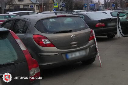 2018-01-12 Panevėžyje, Spaustuvės g., apgadinti garažo vartai. Automobilio vairuotojas iš eismo įvykio vietos pasitraukė.