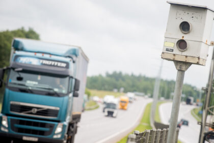 Iki kovo mėnesio 25-iuose valstybinės reikšmės kelių ruožuose pradės veikti vidutinio greičio matuokliai, nustatantys vidutinį transporto priemonės greitį keleto kilometrų ilgio kelio ruože, pranešė Susisiekimo ministerija.