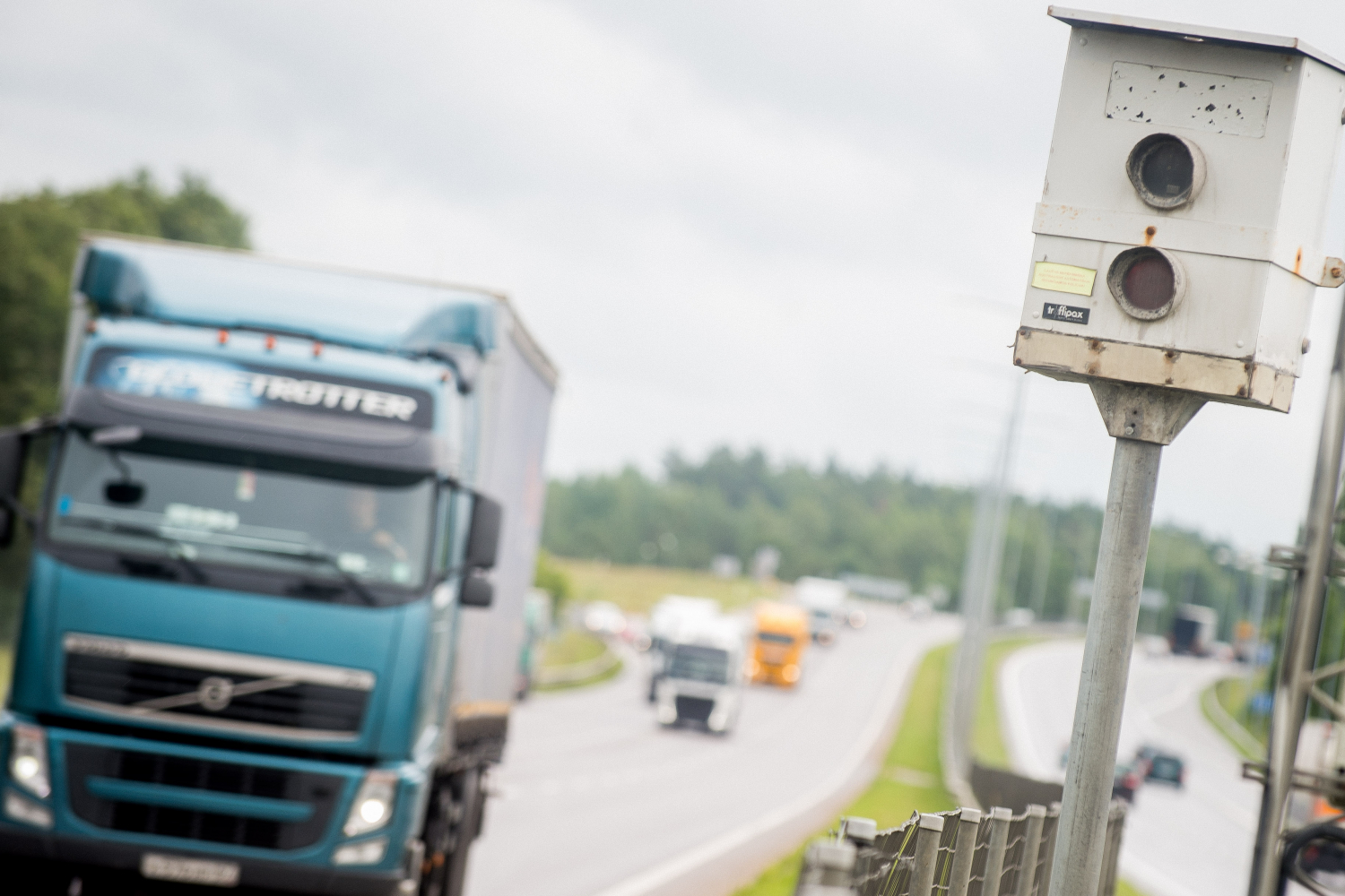 Iki kovo mėnesio 25-iuose valstybinės reikšmės kelių ruožuose pradės veikti vidutinio greičio matuokliai, nustatantys vidutinį transporto priemonės greitį keleto kilometrų ilgio kelio ruože, pranešė Susisiekimo ministerija.