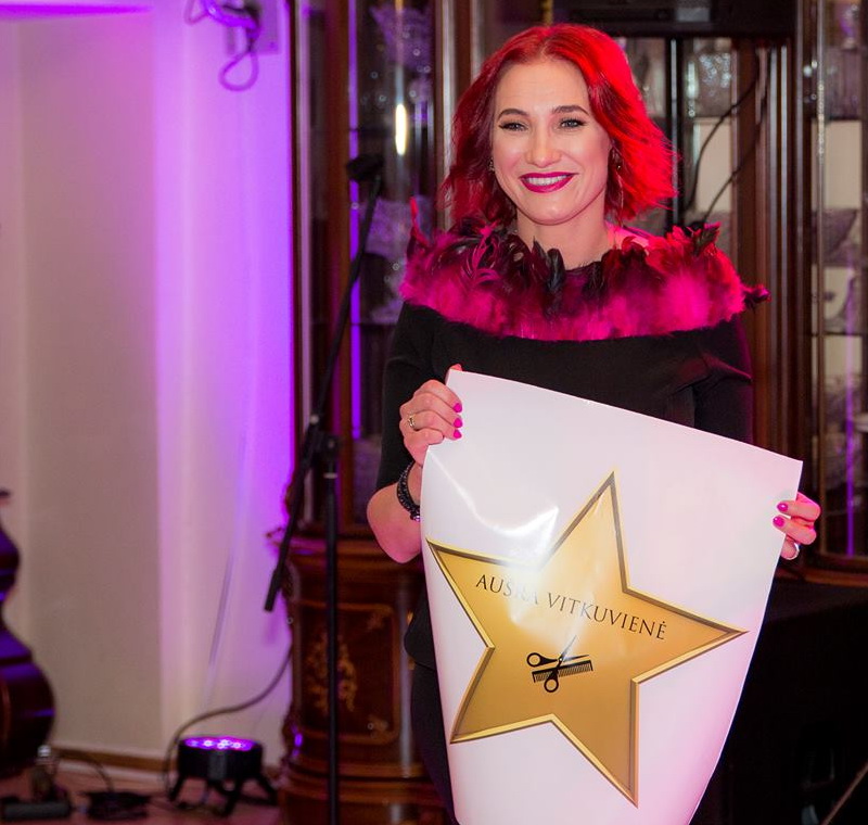 Grožio studijos „Oranžinis stilius“ savininkė stilistė Aušra Vitkuvienė už grožio specialisto profesijos, asociacijos bei šalies vardo garsinimą tarptautiniu lygiu bei profesionalumą buvo apdovanota net dviem auksinėmis žvaigždėmis. ASMENINIO ARCHYVO nuotr.