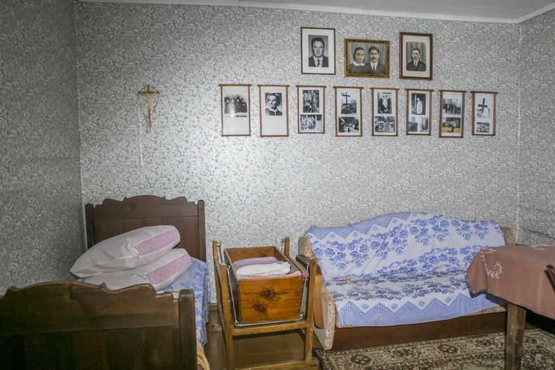 Sodybos šeimininkai įrengė savą atminimo sieną istoriniams XX amžiaus pradžios įvykiams. Dabar čia kaba senojo kryžiaus, Vincento Mitkos ir jo šeimos nuotraukos. MITKŲ ŠEIMOS ARCHYVO nuotr.