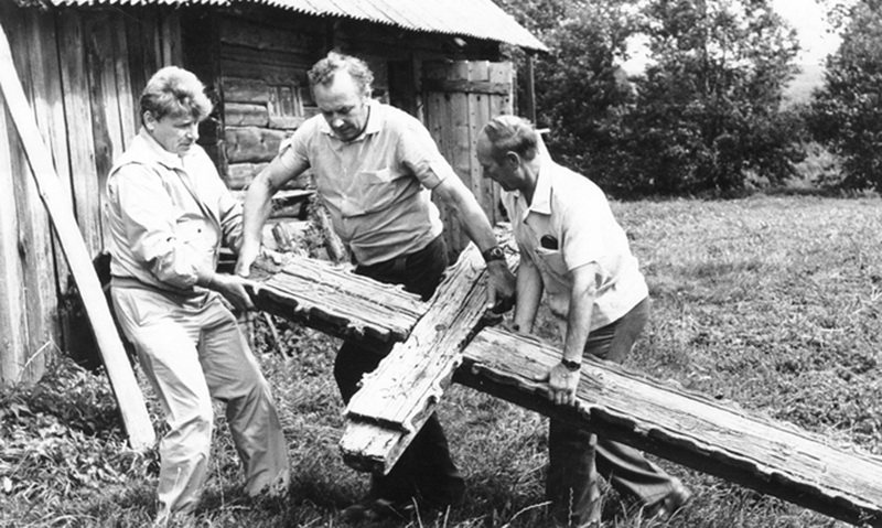 1976 metais Mitkai „Bielinio kryžių“, kuris, be kita ko, yra ir pats seniausias iš žinomų drožiniais puoštų kryžių, paslėpė daržinėje po šienu. Ten jį po trylikos metų ir rado Pasvalio rajono kraštotyrininkas Antanas Stepulionis. Vėl dienos šviesą kryžius išvydo 1991-aisiais. MITKŲ ŠEIMOS ARCHYVO nuotr. 