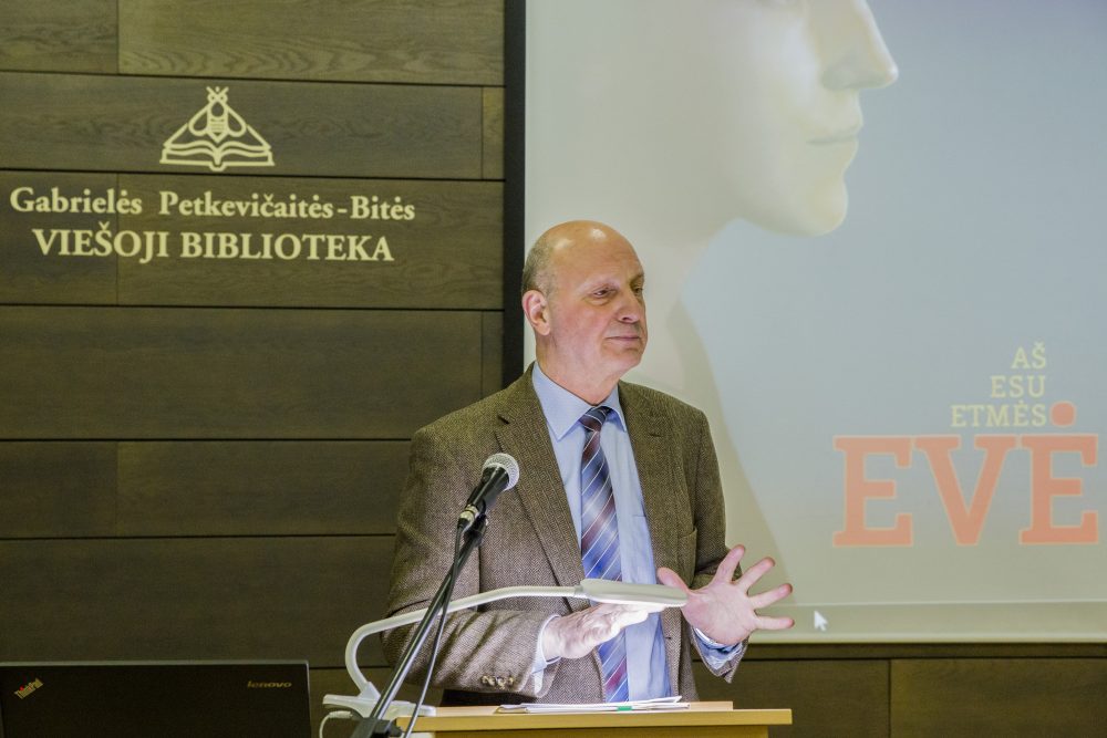 Panevėžiečiams pristatyta rašytojai Ievai Simonaitytei skirta profesoriaus Domo Kauno parengta knyga „Aš esu Etmės Evė“.